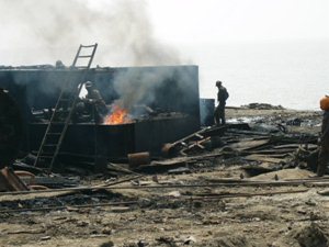 At these seashore ship-breaking yards, maintenance and consideration for safety are insufficient. This leads to many casualties through explosions and various accidents